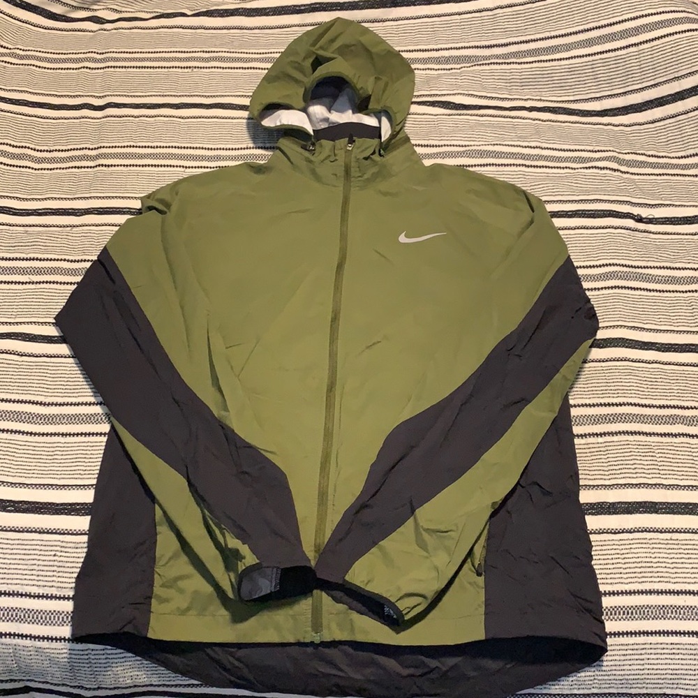 NIKE SHIELD RUNNING JACKET WITH ZIPPABLE HOOD